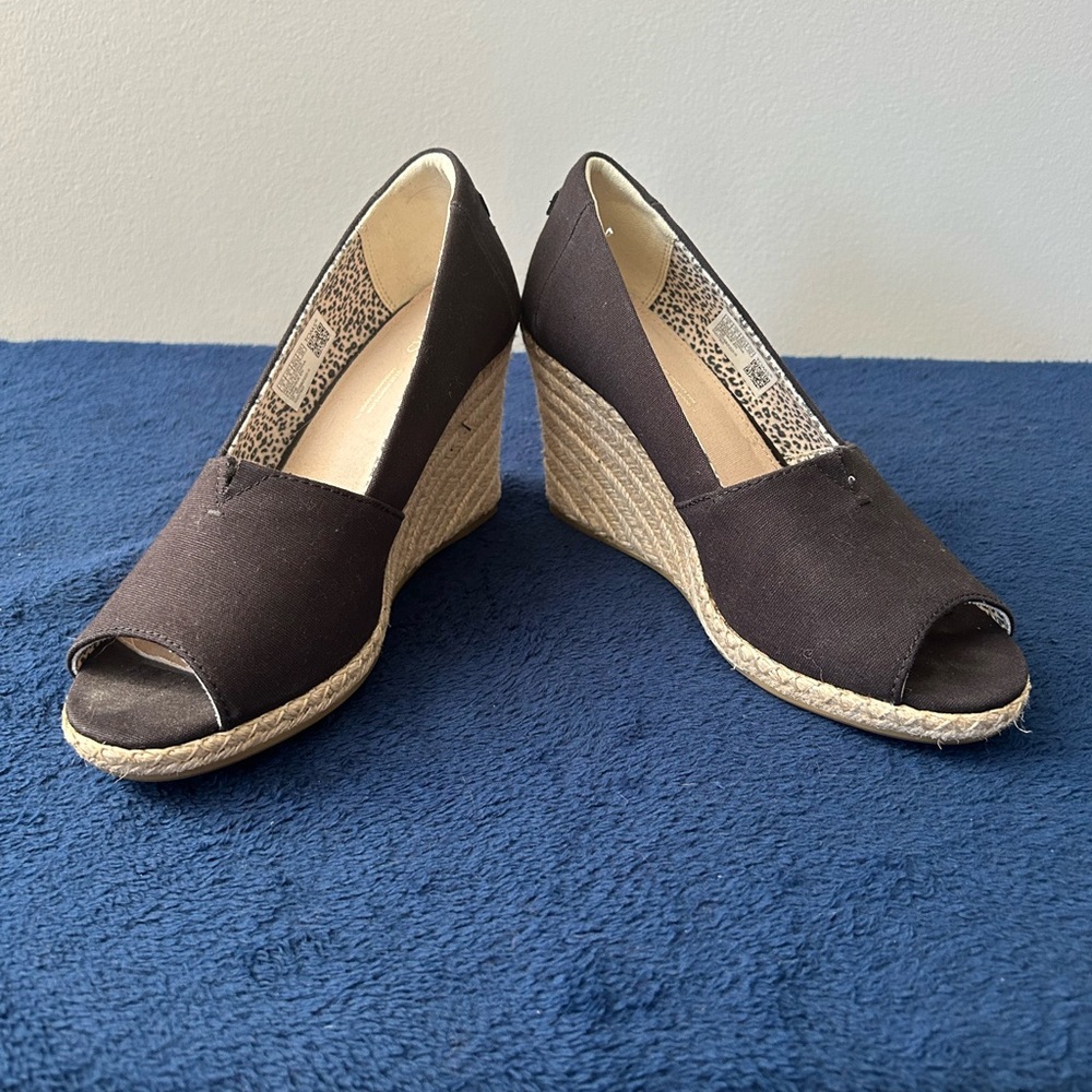 Like new Tom’s Michelle wedge heels